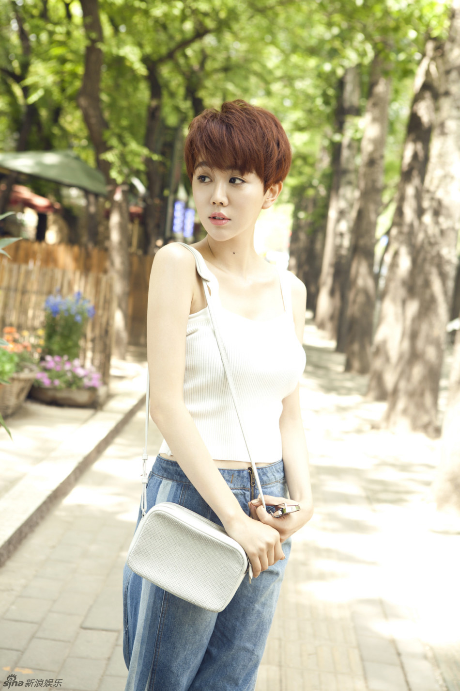 组图:街拍典范!姜妍热裤美腿洋溢夏日活力_高清图集_新浪网