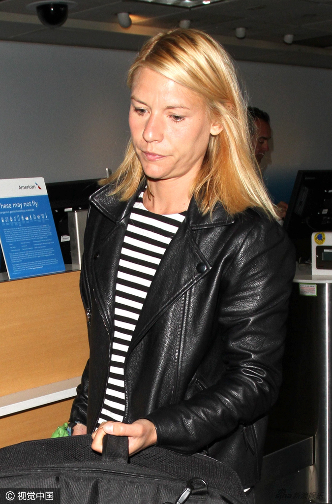 时间5月26日,克莱尔·丹尼斯(claire danes)素颜牵爱犬现身洛杉矶机场