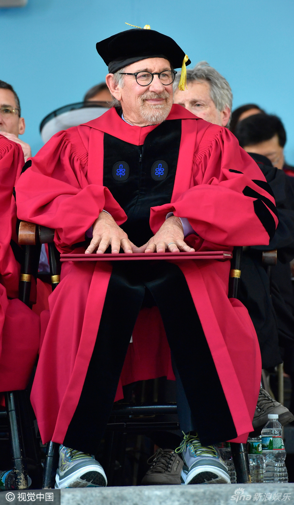 组图:萌!斯皮尔伯格现身哈佛 被授荣誉博士