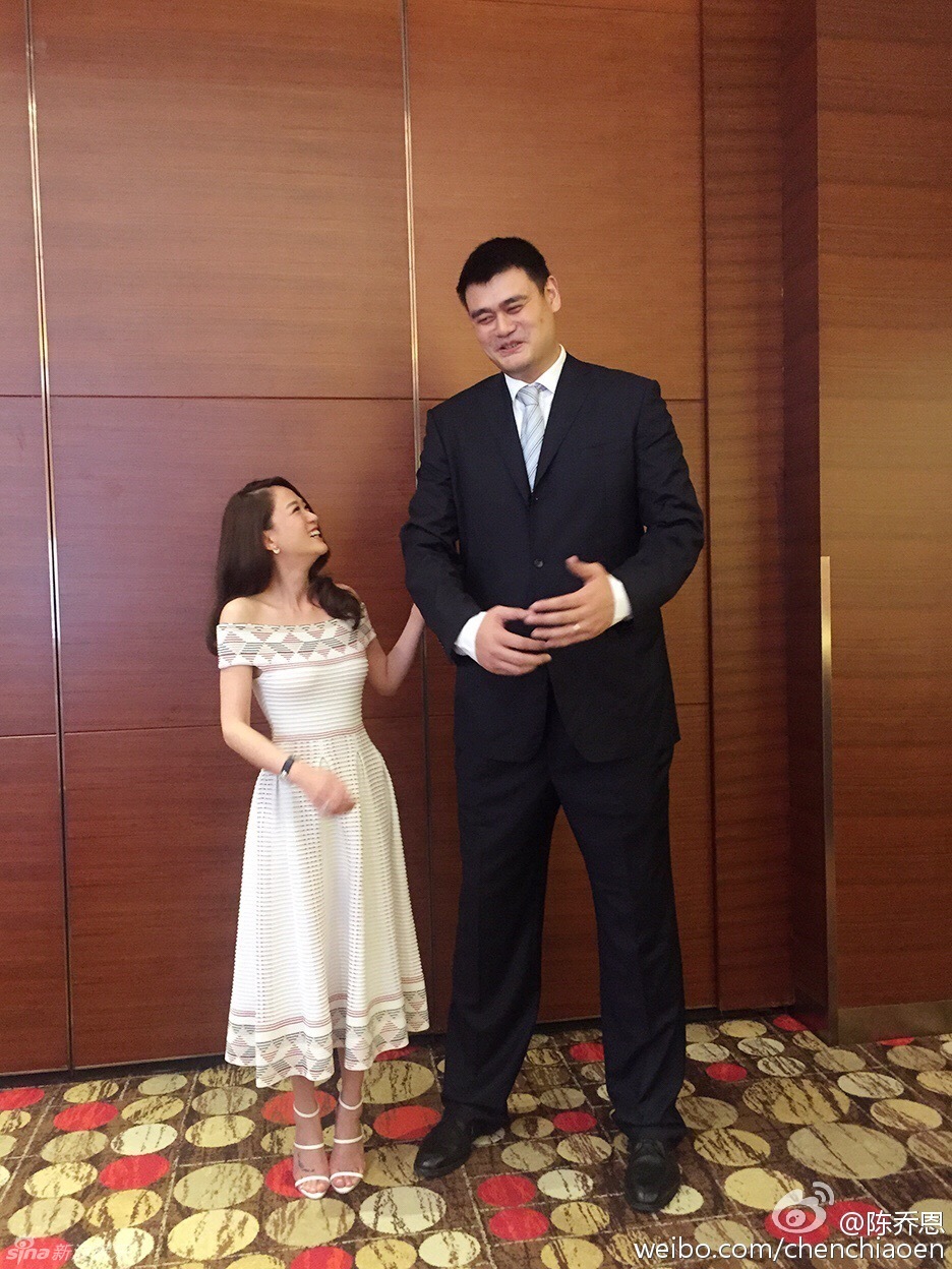 组图:真正最萌身高差!陈乔恩姚明合影显娇小