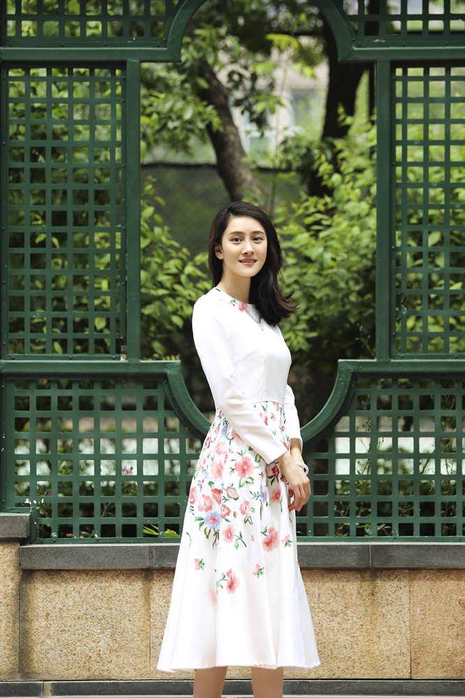 组图:印小然复古写真曝光 表情柔美笑容灿烂