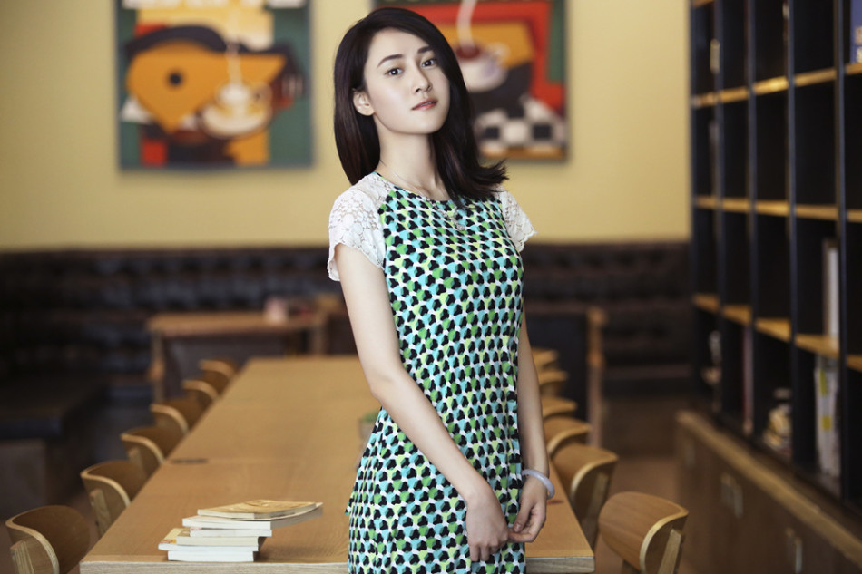 组图:印小然复古写真曝光 表情柔美笑容灿烂