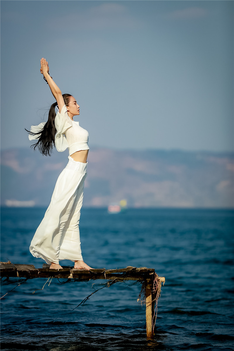 组图:母其弥雅展示水上瑜伽 飘逸灵动天人合一_高清图集_新浪网