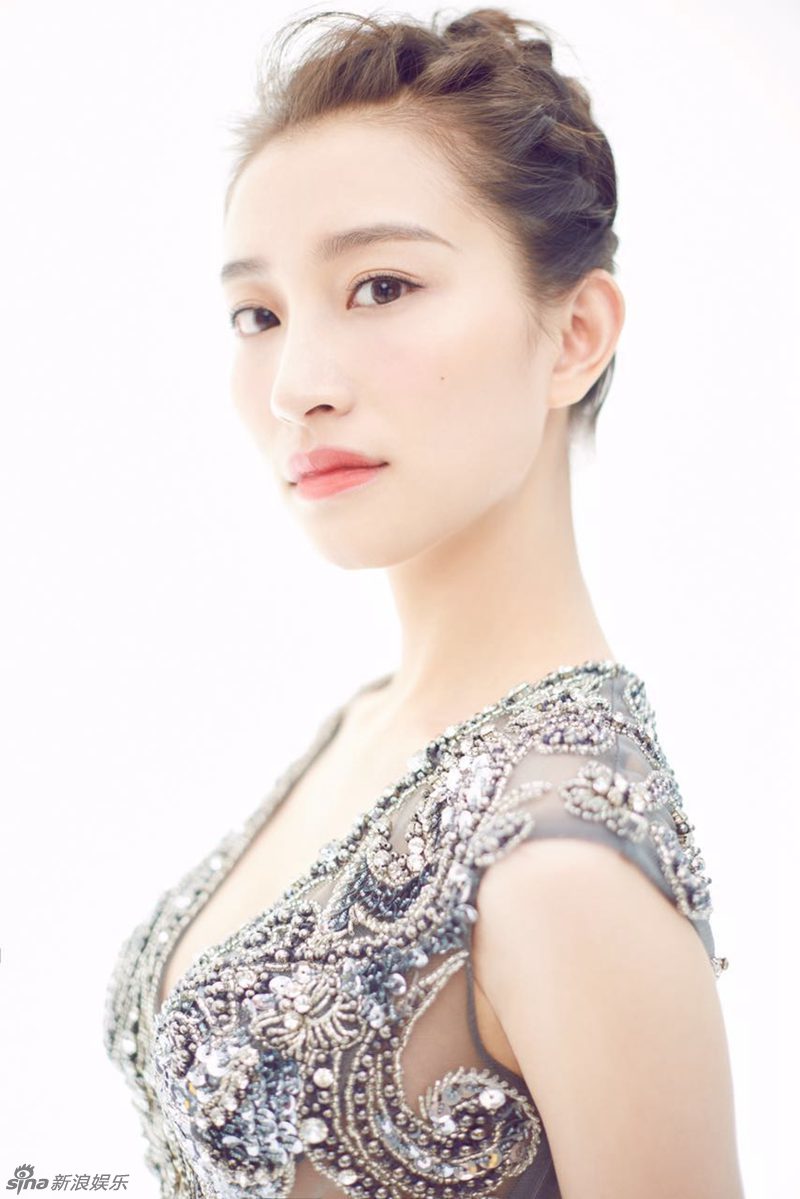 论坛-演员鱼月拍摄了一组时装大片