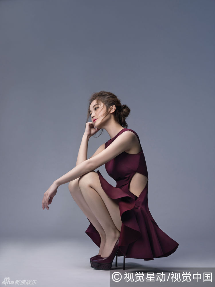 蔡卓妍侧门大开露纤腰美腿展现成熟女人味