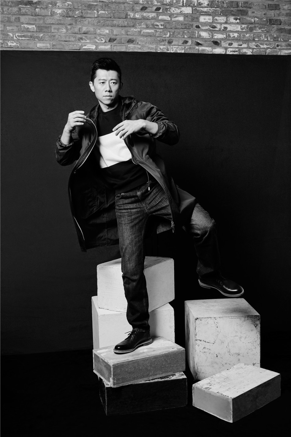 新浪娱乐讯 近日,演员夏雨为某杂志拍摄封面大片,一身宝蓝色西装,侧倚