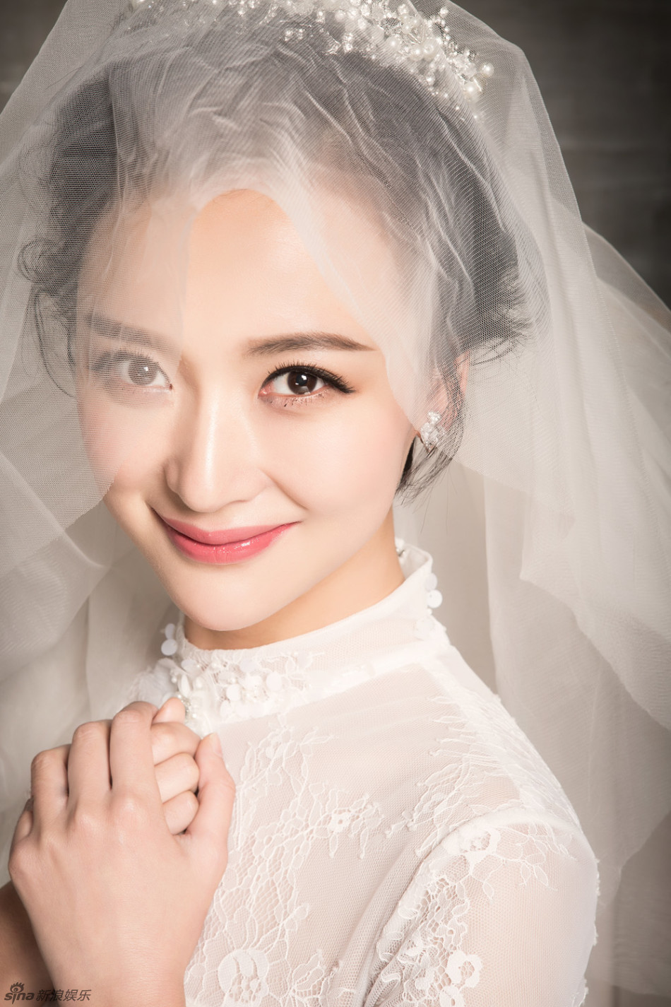 杨舒时尚婚纱大片出炉 化身优雅小女人