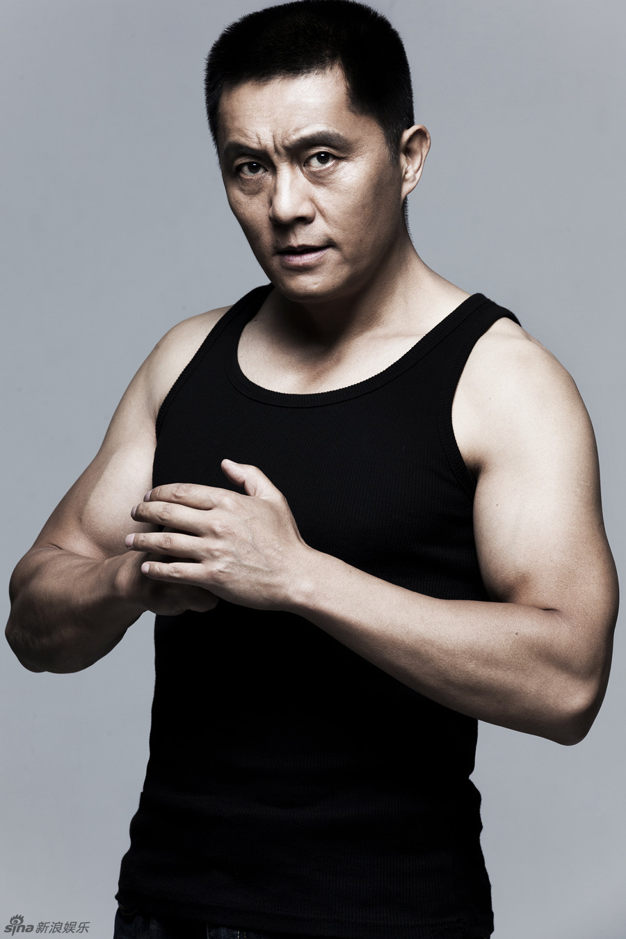 新浪娱乐讯 近日,演员常戎曝光一组硬汉写真,宽肩窄腰的"筋肉"画面太