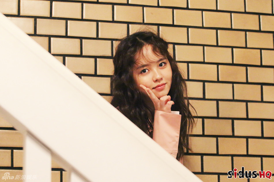 组图:韩星金所炫演绎轻熟性感 蓬乱卷发小迷离