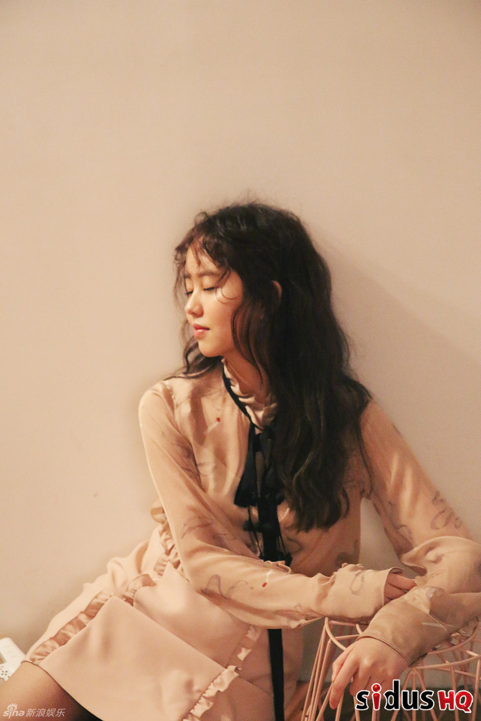 组图:韩星金所炫演绎轻熟性感 蓬乱卷发小迷离