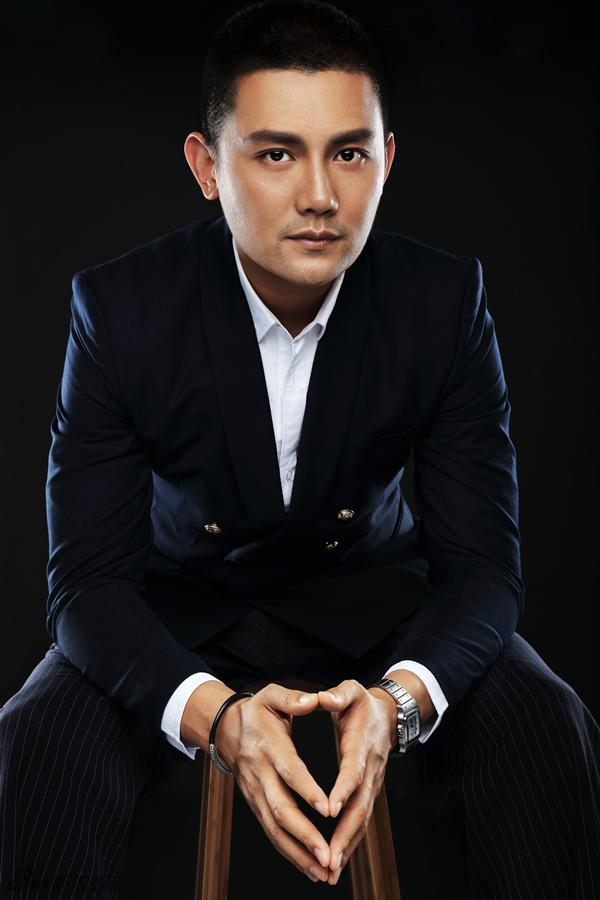 组图:李浩轩写真曝光 优雅绅士尽显熟男魅力_高清图集_新浪网