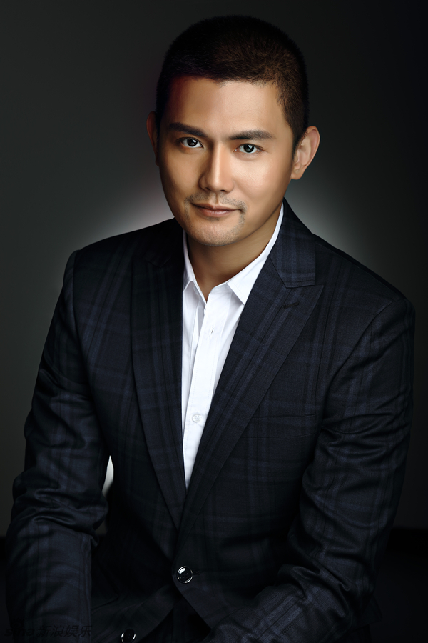 1 / 7 新浪娱乐讯 近日,演员李浩轩曝光一组帅气写真.