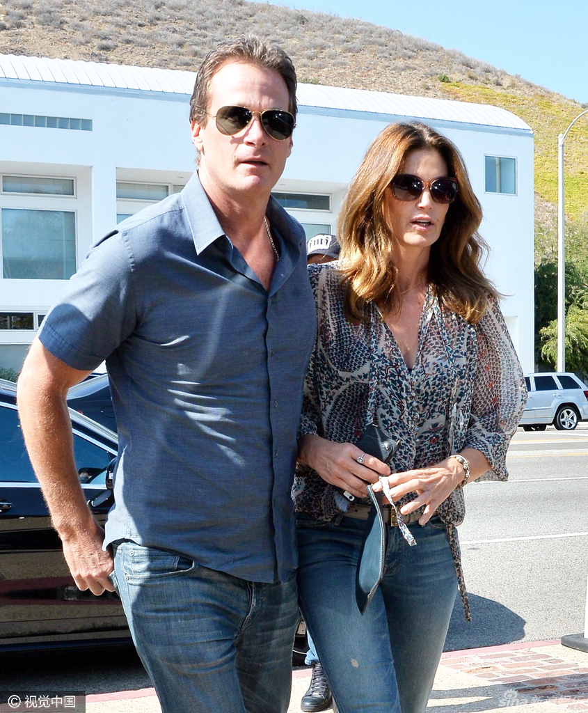 组图:50岁辛迪克劳馥身材似少女 遭老公搂臀