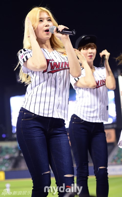 组图:韩女团twice为棒球赛开球 扎麻花辫可爱_高清图集_新浪网