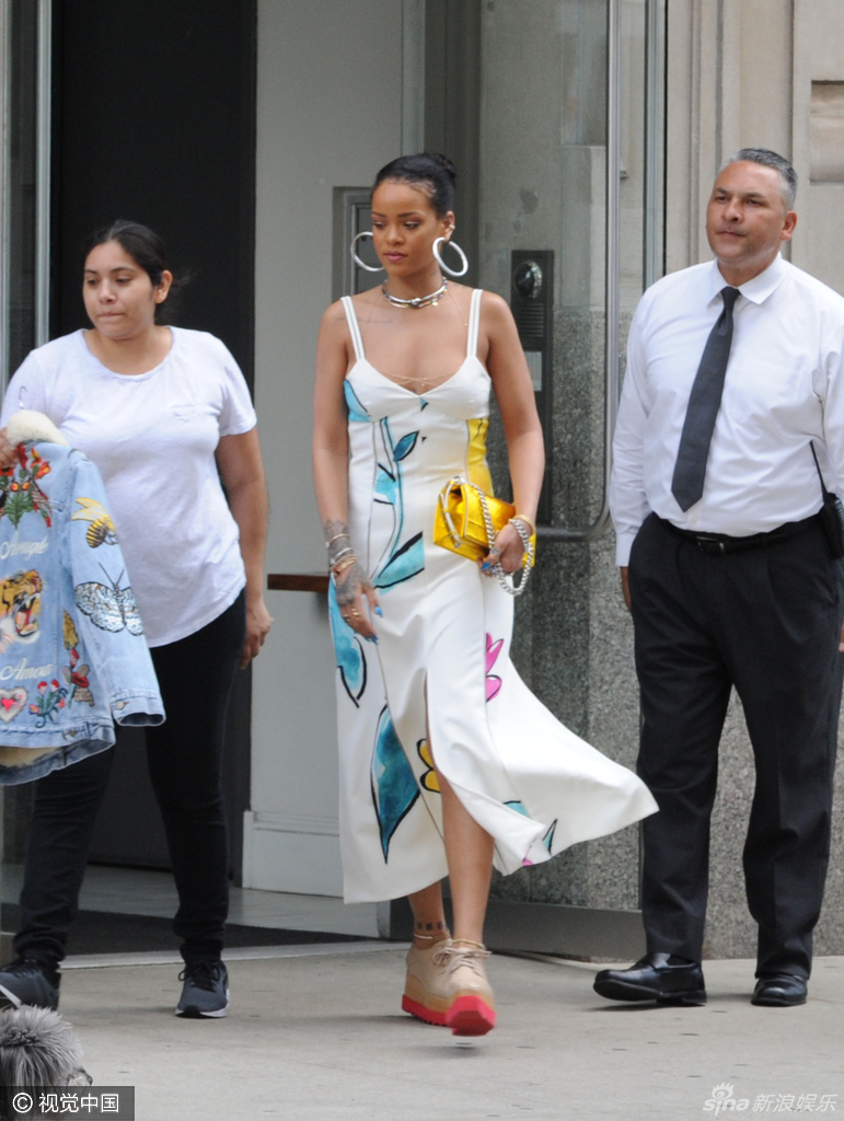 新浪娱乐讯 蕾哈娜(rihanna)身着高叉吊带裙现身街头,白色印花裙尽显