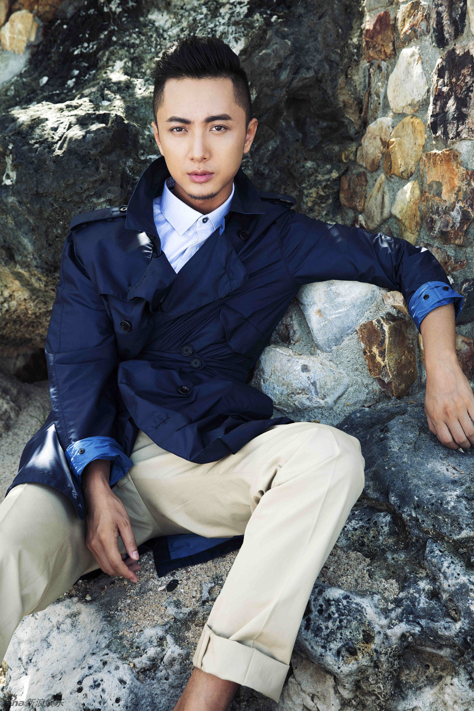 贾景晖低头微笑