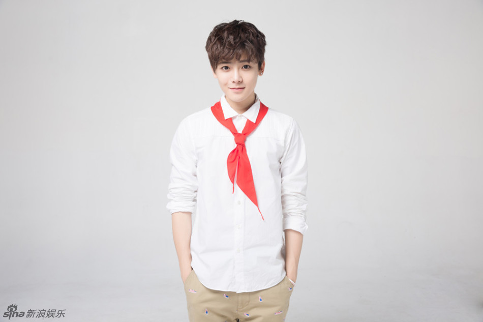 组图:侯明昊曝儿童节大片 乖萌逗趣玩转红领巾
