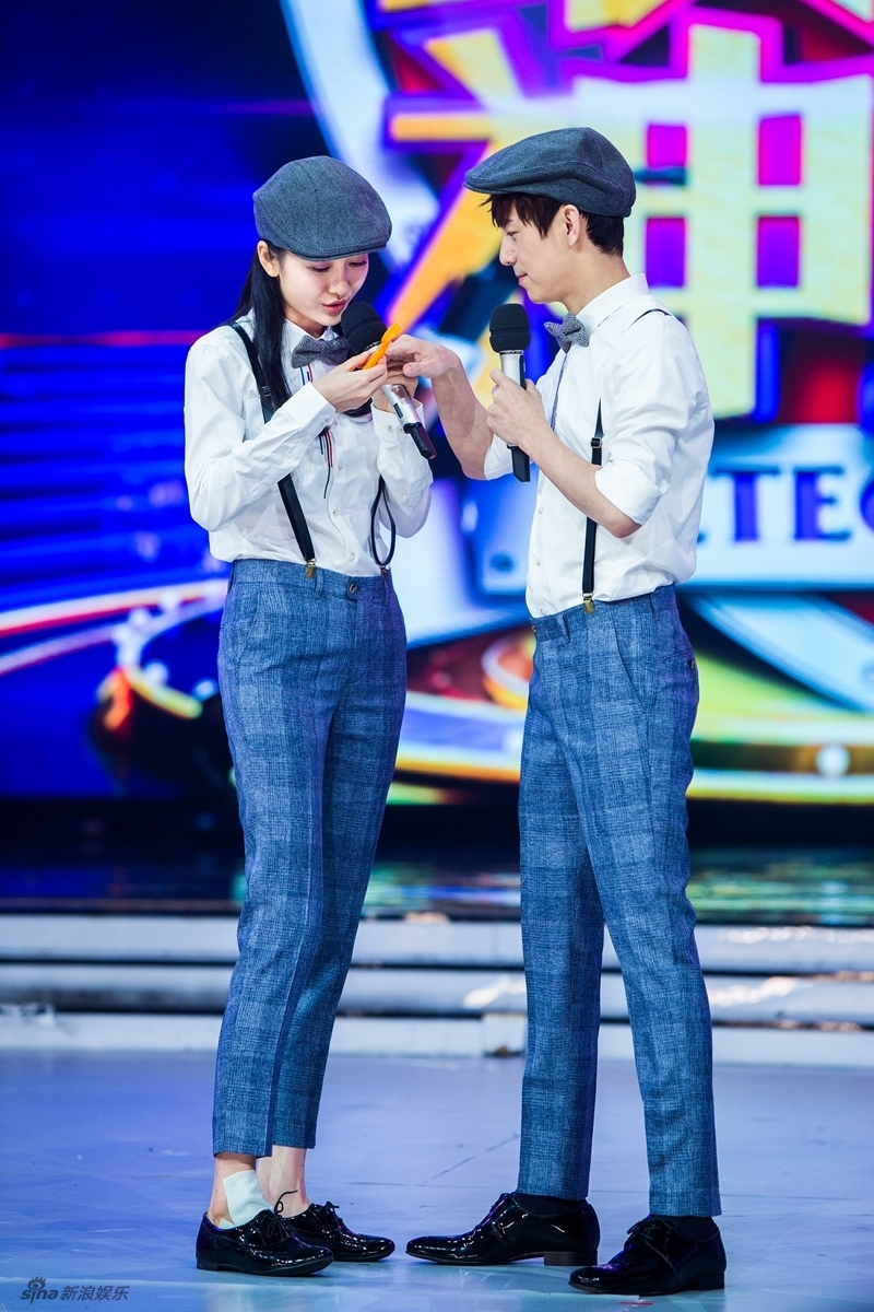 组图:王鸥带伤录制快本 汪处长上身为何炅美甲_高清图集_新浪网