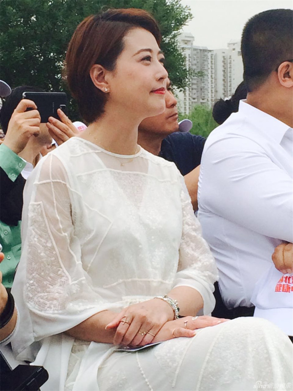 周海媚倡导健康亲自戒烟白衣亮相仙气足