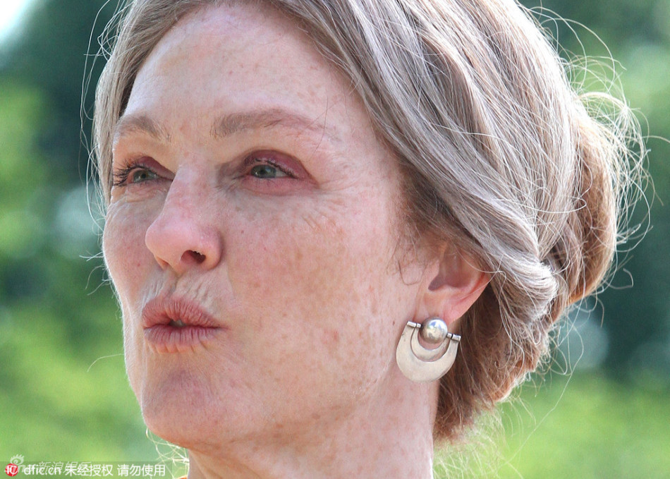 朱丽安摩尔老年妆容现身