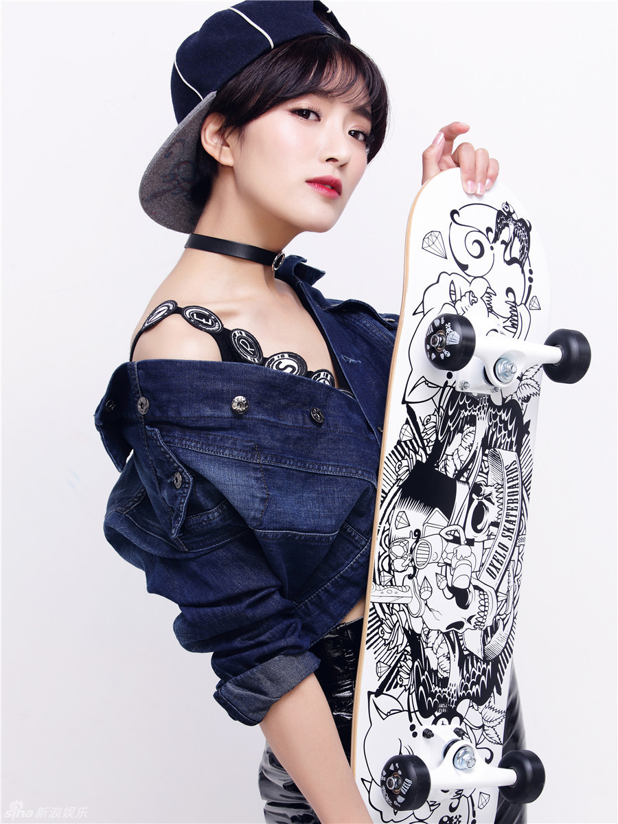 组图:实力小花种丹妮个性写真香肩微露