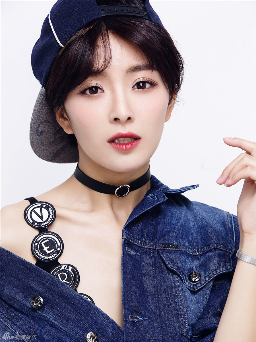 组图:实力小花种丹妮个性写真香肩微露