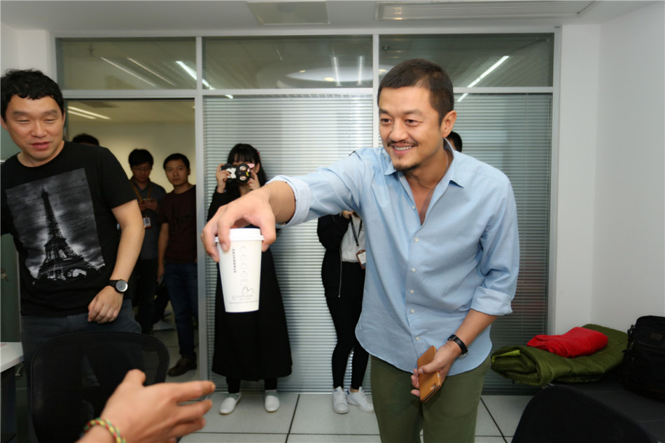 组图:李亚鹏探班《丛林》后期亲和体贴_高清图集_新浪网