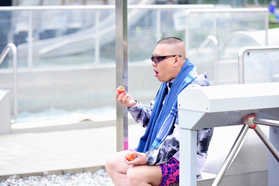 郭爷爷独坐一边吃橘子