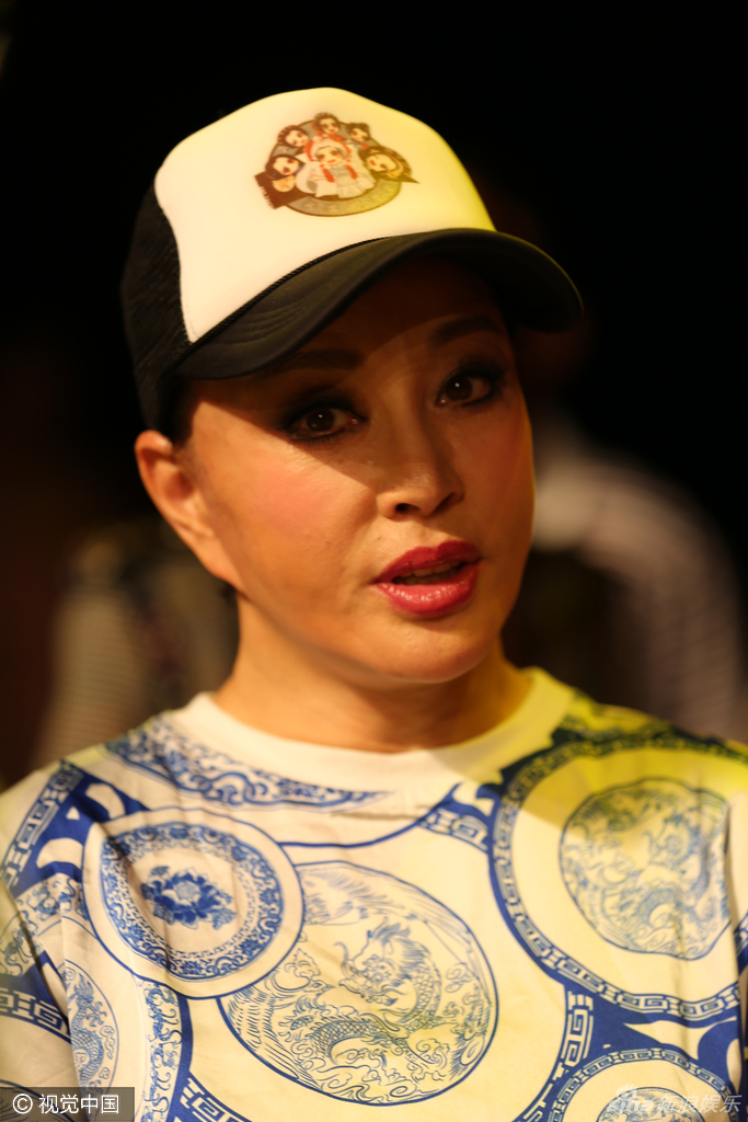 刘晓庆运动范儿带妆收工 面部僵硬显疲惫