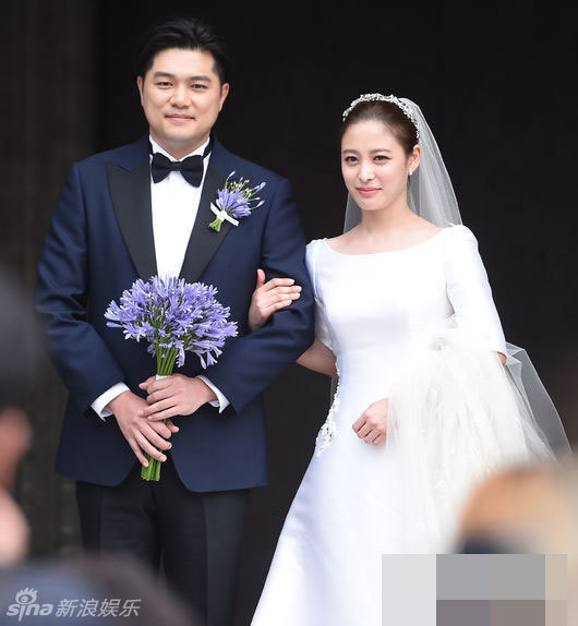 组图:韩星朴喜本结婚嫁导演 勾手甜蜜喜上眉梢_高清图集_新浪网