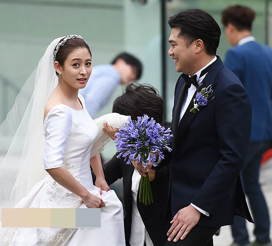 组图:韩星朴喜本结婚嫁导演 勾手甜蜜喜上眉梢_高清图集_新浪网