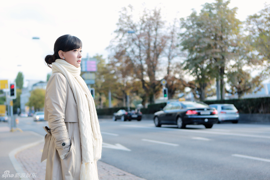 组图:《翻译官》周奇奇曝照 将开启女神癌模式