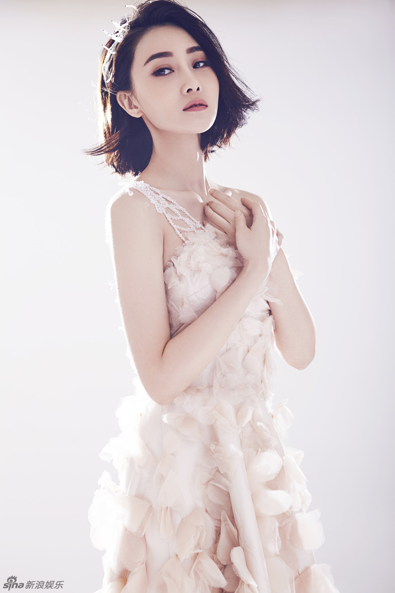 新浪娱乐讯 近日演员林鹏曝光了黑天鹅与白天鹅主题写真.