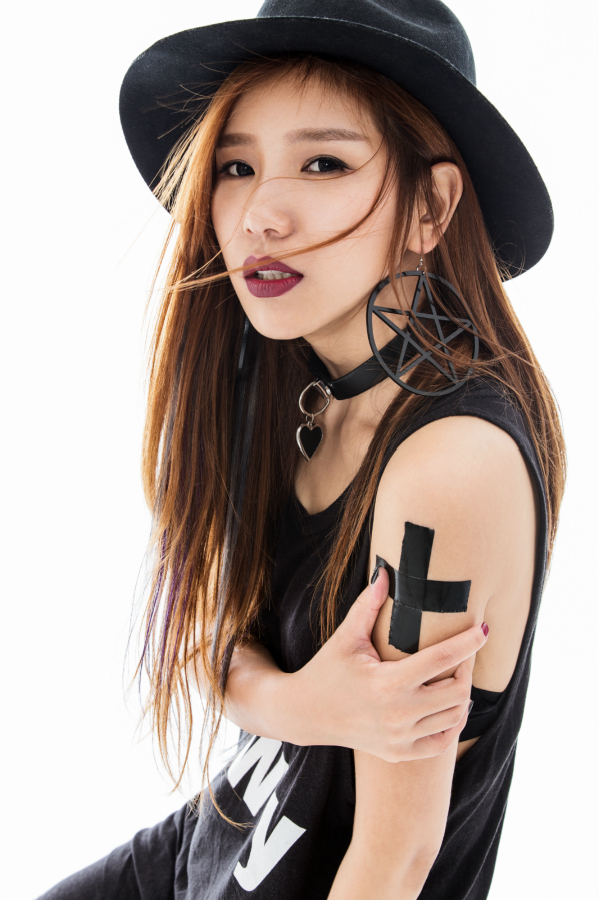 程诗迦全新写真曝光褪去青涩展摇滚美