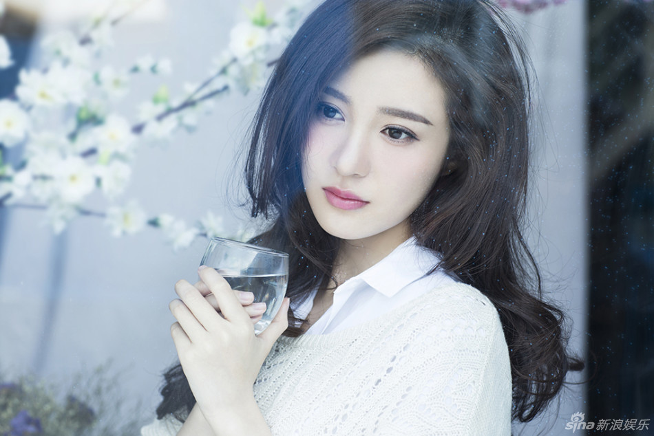 邬靖靖低头浅笑