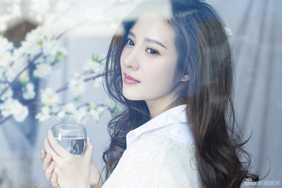 邬靖靖低头浅笑