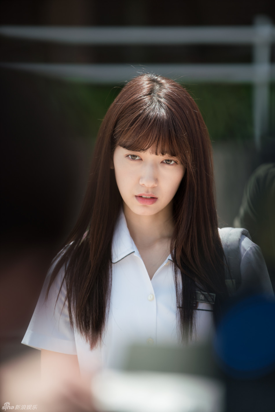 组图:朴信惠再演高中生 眼神叛逆变不良少女_高清图集_新浪网
