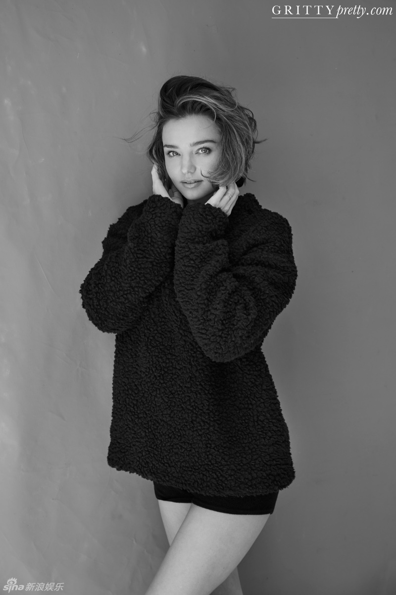 米兰达拍摄性感杂志大片 优雅妩媚秀香肩