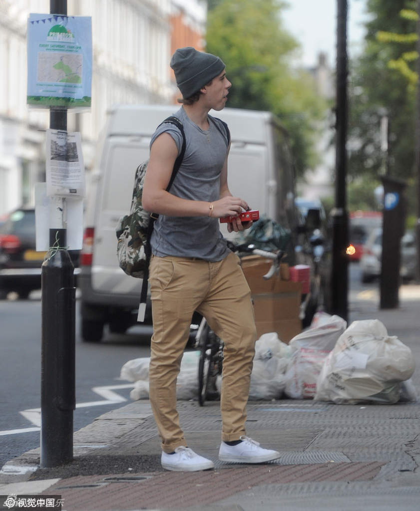 组图:布鲁克林秀双臂肌肉 与友人玩空中喂食_高清图集_新浪网