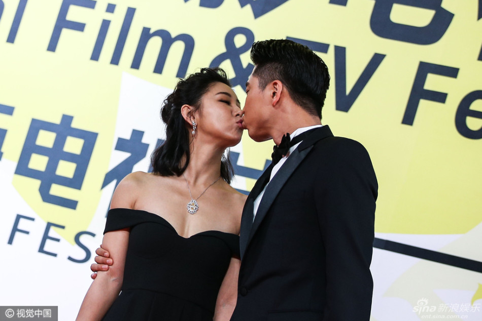 组图:李小萌深v爆乳性感 亲吻王雷红毯秀恩爱_高清图集_新浪网