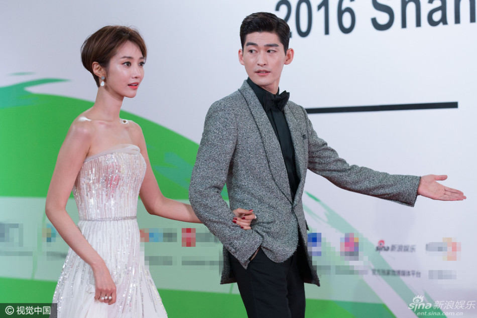 组图:高俊熙抹胸搭张翰亮相白玉兰 香肩迷人_高清图集_新浪网