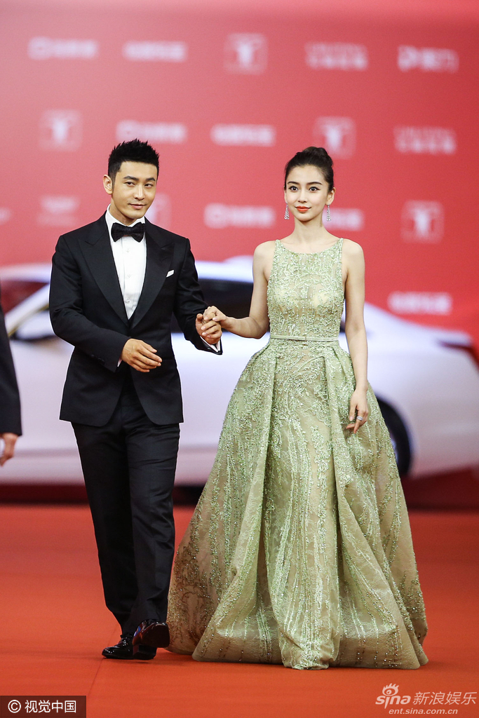 6月11日晚,第十九届上海电影节开幕,黄晓明与angelababy牵手亮相红毯