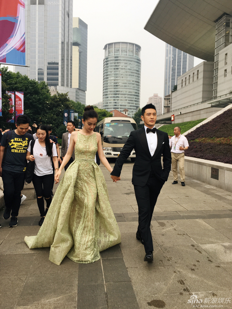 黄晓明angelababy甜蜜亮相上影节红毯