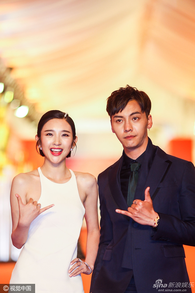 陈伟霆,唐艺昕红毯开心比六