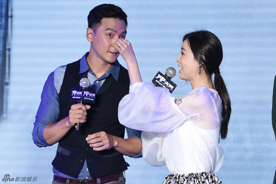 吴彦祖拍片鼻梁被打断 老婆忙旅行不心疼|吴彦祖|张孝全|张若昀_新浪