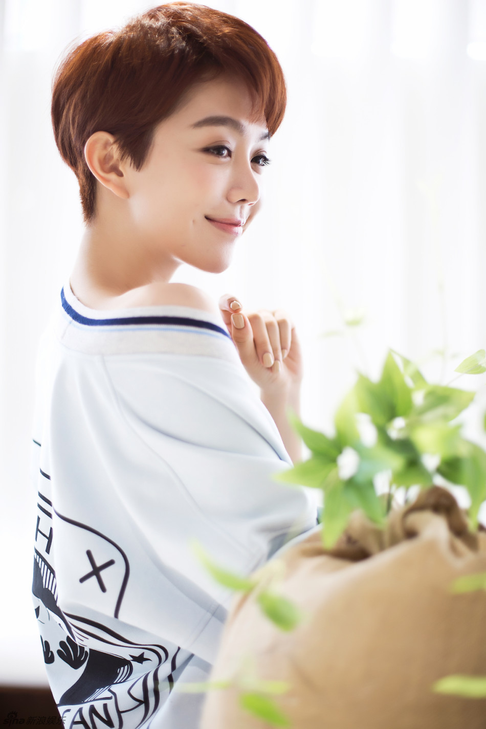 新浪娱乐讯 近日,有"美厨娘"称号的姜妍曝光一组生活写真,一向爱制作