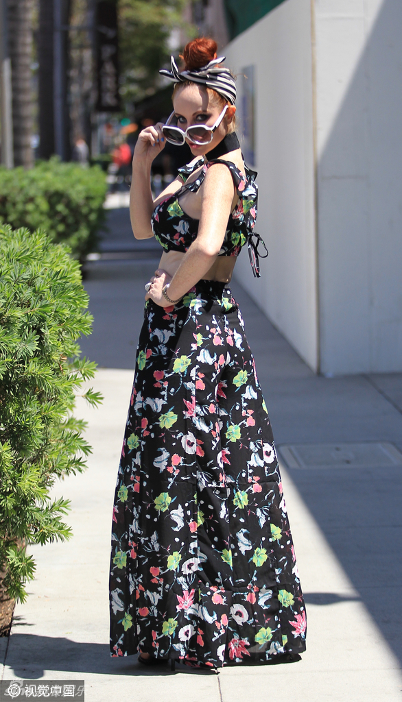 艳星菲比俯身秀乳沟