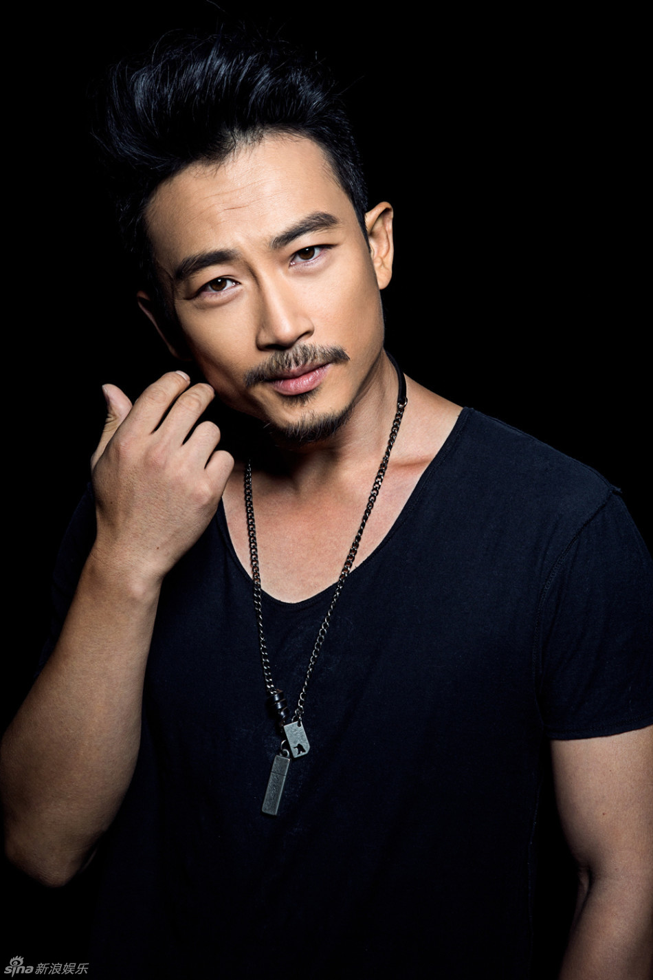 组图:赵滨型男写真魅力十足 男人味爆棚