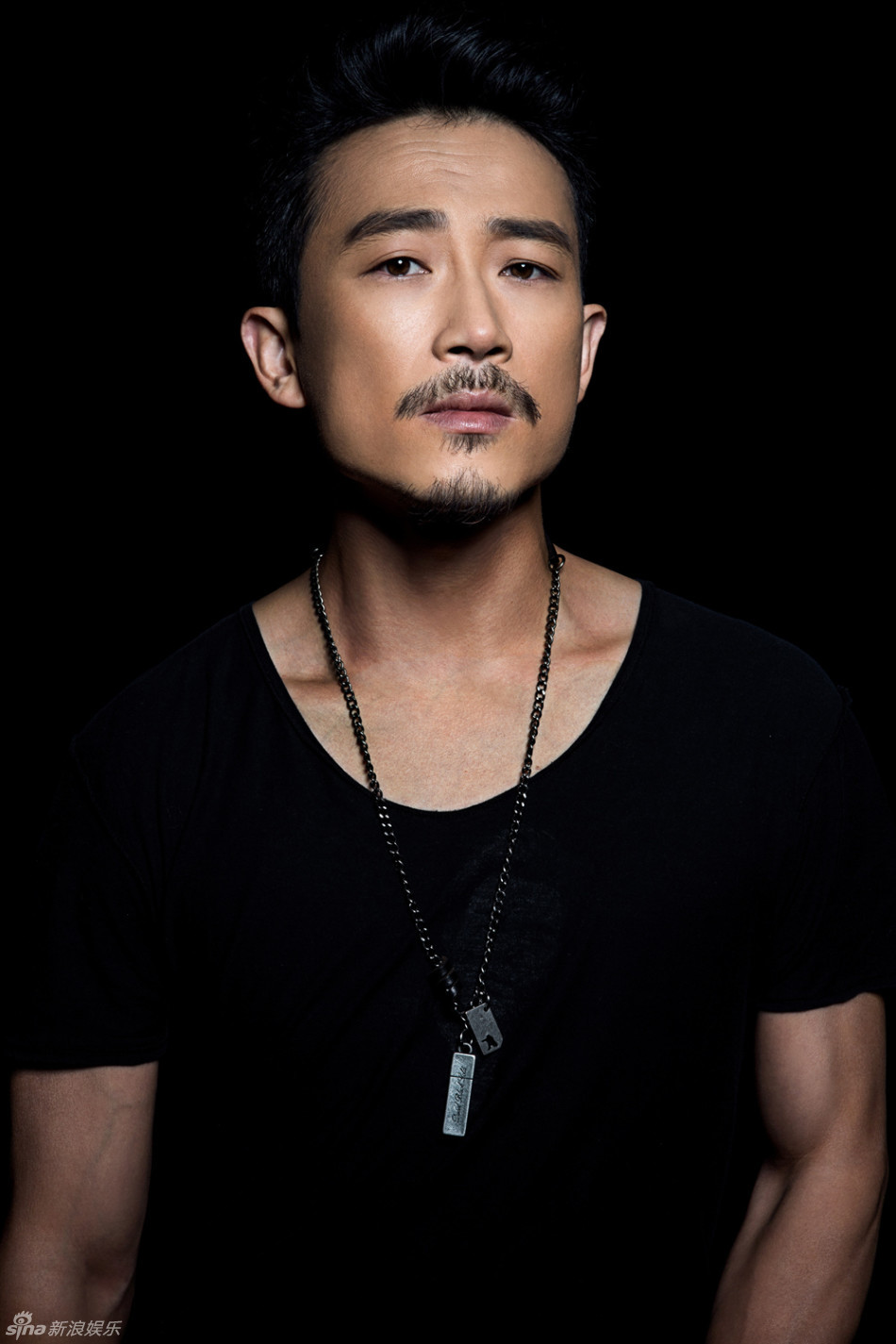 组图:赵滨型男写真魅力十足 男人味爆棚