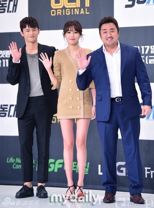 组图:少时秀英短裙秀铅笔腿 徐仁国光脚穿皮鞋_高清图集_新浪网